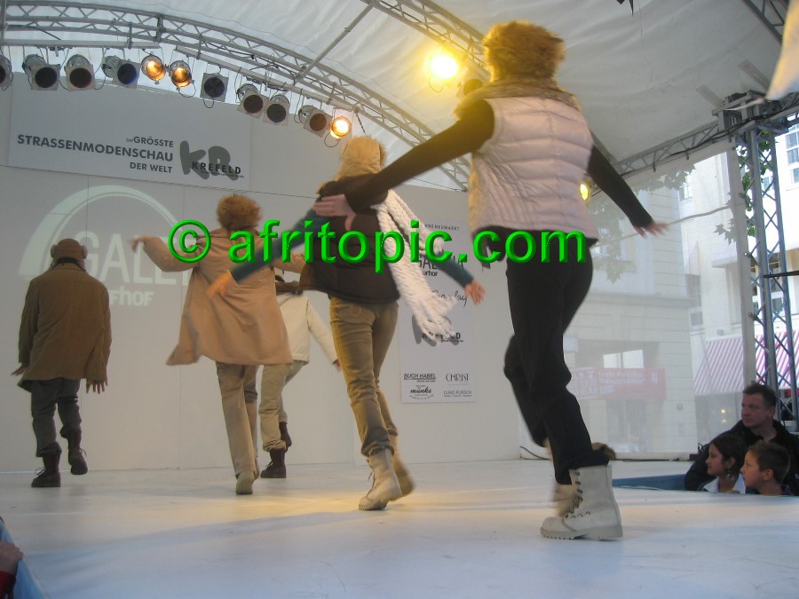 ../Images/Krefeld-Strssenmodenschau-2005 153.jpg